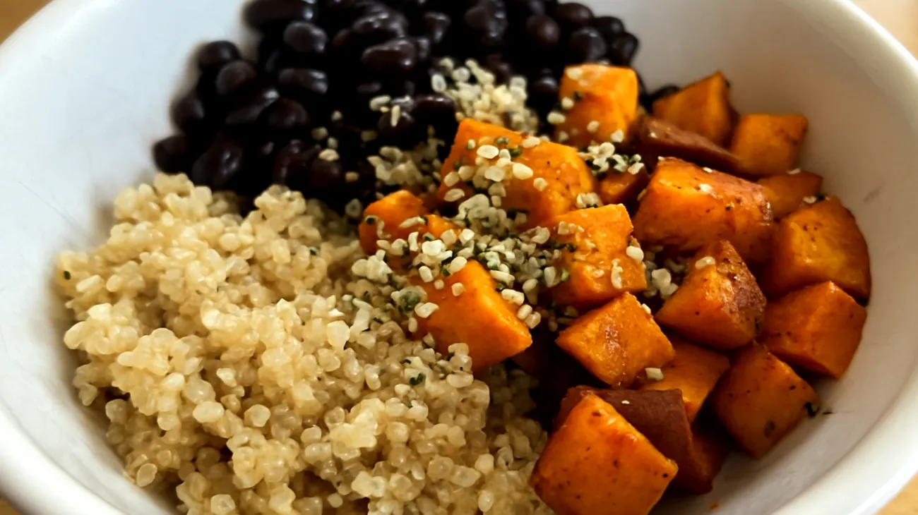Quinoa-Bowl mit schwarzen Bohnen, Süßkartoffel und Hanfsamen"